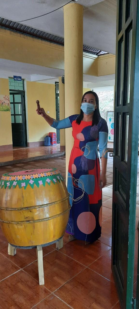 Cô giáo Nguyễn Thị Thúy - Hiệu trưởng trường Phổ thông dân tộc bán trú Tiểu học Nậm Nhừ đánh trống khai giảng năm học mới.