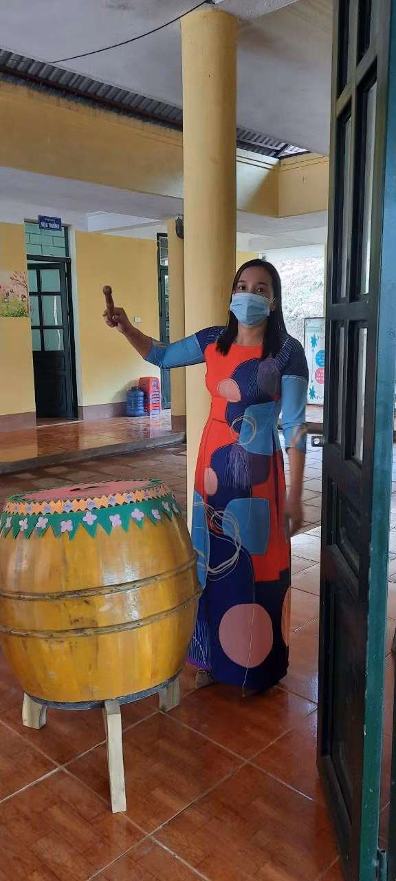 Cô giáo Nguyễn Thị Thúy - Hiệu trưởng trường Phổ thông dân tộc bán trú Tiểu học Nậm Nhừ đánh trống khai giảng năm học mới. Cô giáo Nguyễn Thị Thúy - Hiệu trưởng trường Phổ thông dân tộc bán trú Tiểu học Nậm Nhừ đánh trống khai giảng năm học mới.