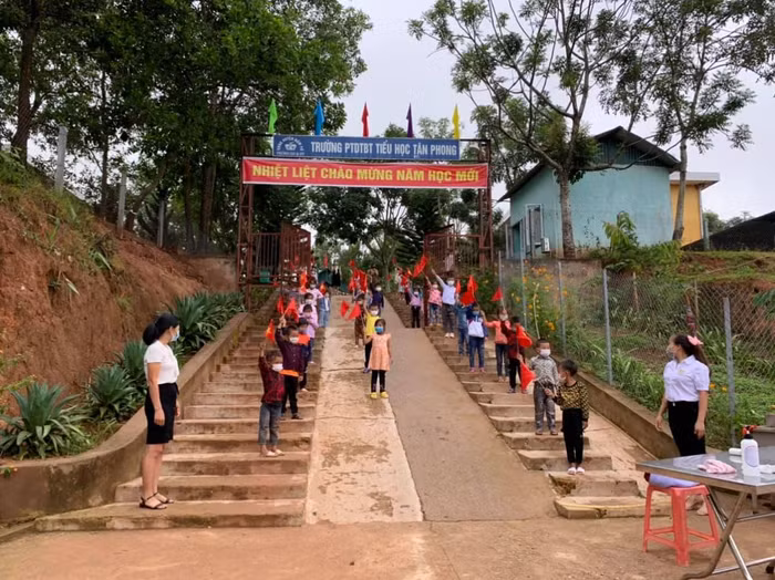 Năm học mới ở trường Phổ thông dân tộc bán trú Tiểu học Tân Phong. Năm học mới ở trường Phổ thông dân tộc bán trú Tiểu học Tân Phong.