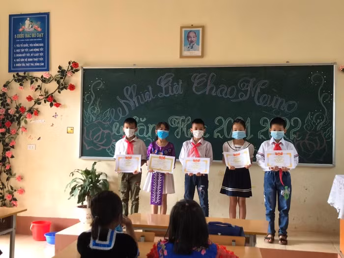 Khai giảng và nhận phần thưởng ngay trên lớp học. Khai giảng và nhận phần thưởng ngay trên lớp học.