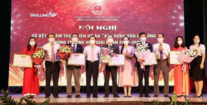 Bộ Lao động, Thương binh và Xã hội tặng bằng khen cho các mô hình tiêu biểu. Ảnh: Ban Tổ chức Bộ Lao động, Thương binh và Xã hội tặng bằng khen cho các mô hình tiêu biểu. Ảnh: Ban Tổ chức