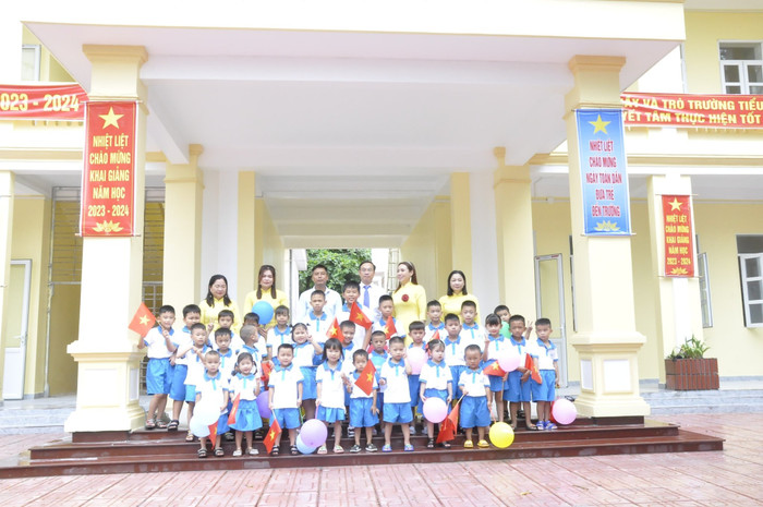 Tập thể thầy cô giáo và học sinh trường Tiểu học - Mầm non Bạch Long Vĩ trong ngày khai giảng năm học mới. Tập thể thầy cô giáo và học sinh trường Tiểu học - Mầm non Bạch Long Vĩ trong ngày khai giảng năm học mới.