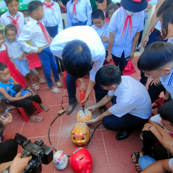 Thầy trò phải dùng cả máy khoan để mở lợn tiết kiệm.