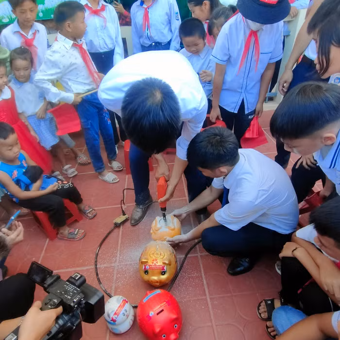 Thầy trò phải dùng cả máy khoan để mở lợn tiết kiệm.