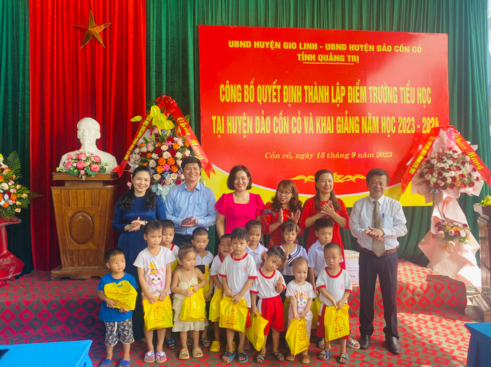 Các em đã có lớp học ngay tại đảo, không còn phải xa bố mẹ vào đất liền. Các em đã có lớp học ngay tại đảo, không còn phải xa bố mẹ vào đất liền.