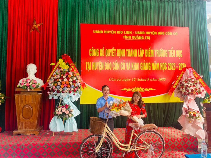 Công đoàn huyện đảo Cồn Cỏ tặng quà cho giáo viên đứng lớp Võ Thị Thơi. Công đoàn huyện đảo Cồn Cỏ tặng quà cho giáo viên đứng lớp Võ Thị Thơi.