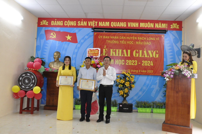 Hai giáo viên trên đảo được nhận bằng khen của Ủy ban nhân dân thành phố Hải Phòng. Hai giáo viên trên đảo được nhận bằng khen của Ủy ban nhân dân thành phố Hải Phòng.