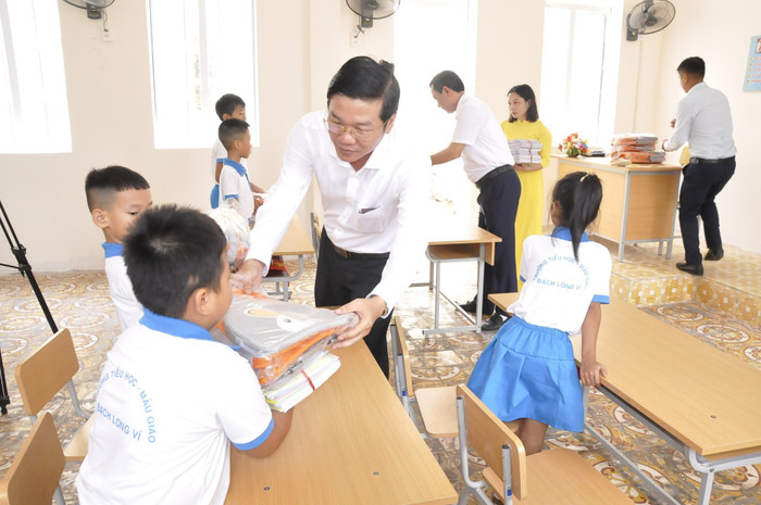 Dù trên đảo còn nhiều khó khăn, thiếu thốn nhưng học sinh nhà trường được các cấp lãnh đạo quan tâm giúp đỡ đầy đủ. Dù trên đảo còn nhiều khó khăn, thiếu thốn nhưng học sinh nhà trường được các cấp lãnh đạo quan tâm giúp đỡ đầy đủ.
