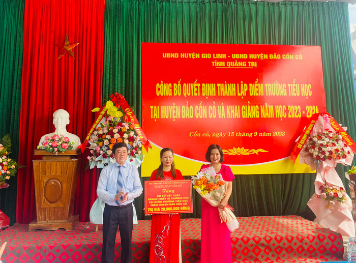 Lãnh đạo huyện đảo Cồn Cỏ tặng quà nhân dịp năm học mới. Lãnh đạo huyện đảo Cồn Cỏ tặng quà nhân dịp năm học mới.