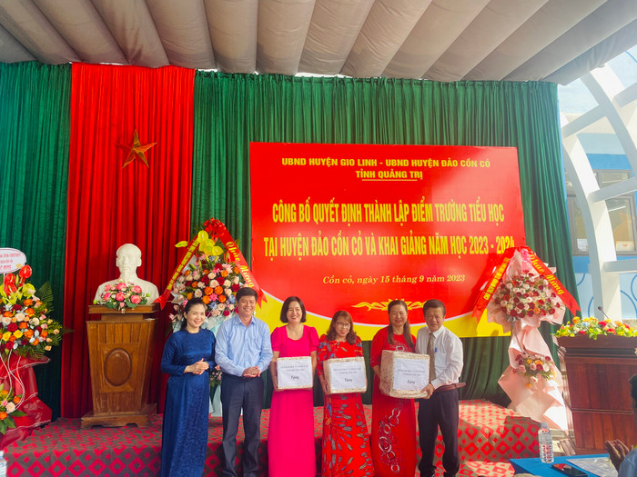 Lãnh đạo Sở Giáo dục và Đào tạo Quảng Trị tặng quà năm học mới lớp học trên đảo. Lãnh đạo Sở Giáo dục và Đào tạo Quảng Trị tặng quà năm học mới lớp học trên đảo.
