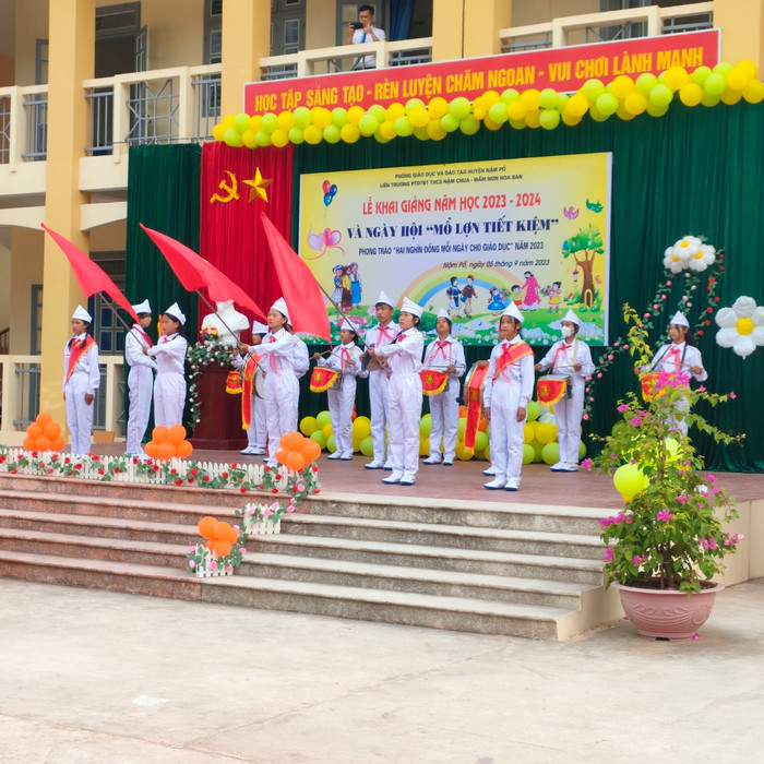 Ngày khai giảng và cũng là ngày hội "mổ lợn" tiết kiệm. Ảnh: Phòng Giáo dục và Đào tạo Nậm Pồ cung cấp