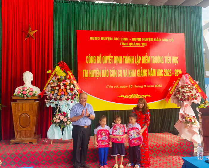 Lớp tiểu học trên đảo có 5 học sinh lớp 1. Ngày khai giảng, 2 em chưa kịp theo gia đình về đảo dự khai giảng. Lớp tiểu học trên đảo có 5 học sinh lớp 1. Ngày khai giảng, 2 em chưa kịp theo gia đình về đảo dự khai giảng.