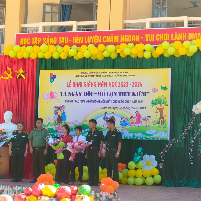 Các thầy cô giáo trong ngày khai giảng năm học mới.