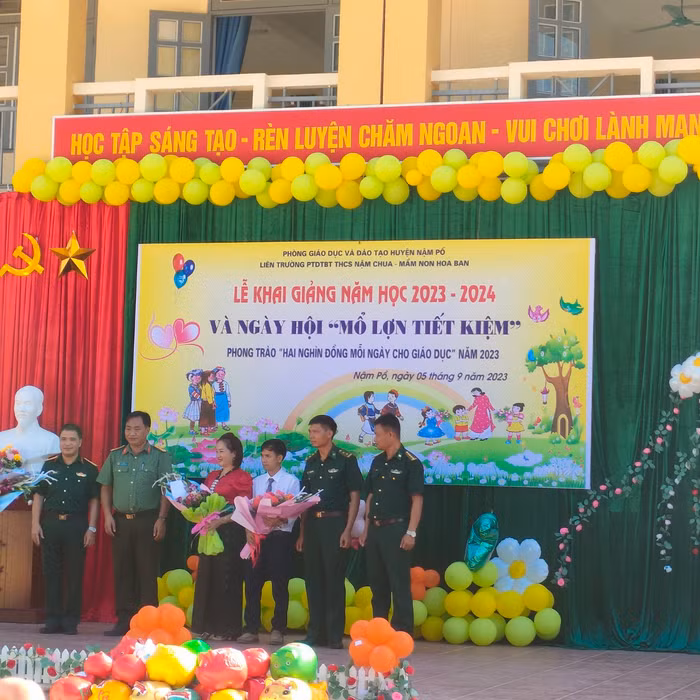 Các thầy cô giáo trong ngày khai giảng năm học mới.