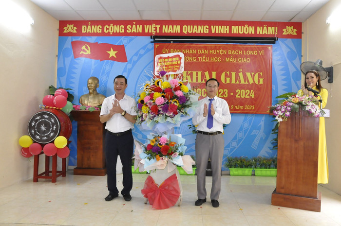 Lãnh đạo huyện đảo Bạch Long Vĩ chúc mừng thầy trò nhà trường năm học mới. Lãnh đạo huyện đảo Bạch Long Vĩ chúc mừng thầy trò nhà trường năm học mới.