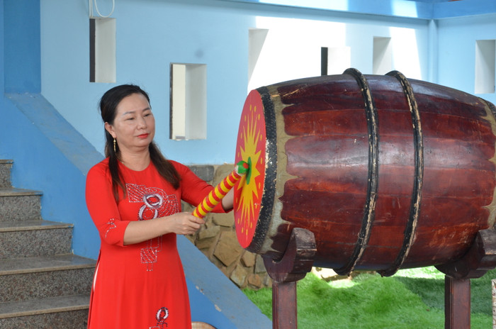 Tiếng trống khai trường của lớp tiểu học đã vang trên đảo Cồn Cỏ. Tiếng trống khai trường của lớp tiểu học đã vang trên đảo Cồn Cỏ.