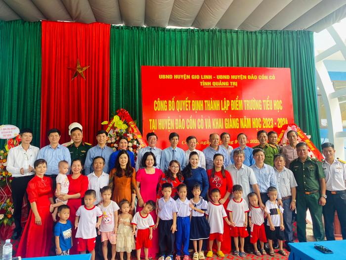 Niềm vui của cán bộ, bà con nhân dân trên đảo Cồn Cỏ khi huyện đảo đã có 1 lớp tiểu học. Niềm vui của cán bộ, bà con nhân dân trên đảo Cồn Cỏ khi huyện đảo đã có 1 lớp tiểu học.