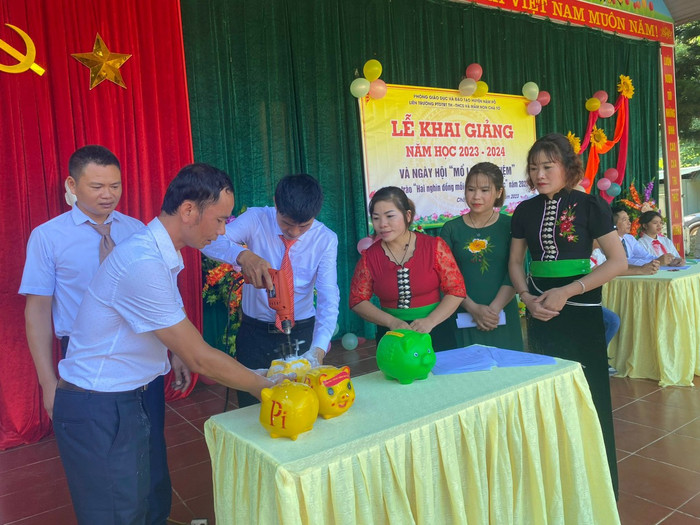 Lợn tiết kiệm được công khai ngay trong ngày khai giảng.