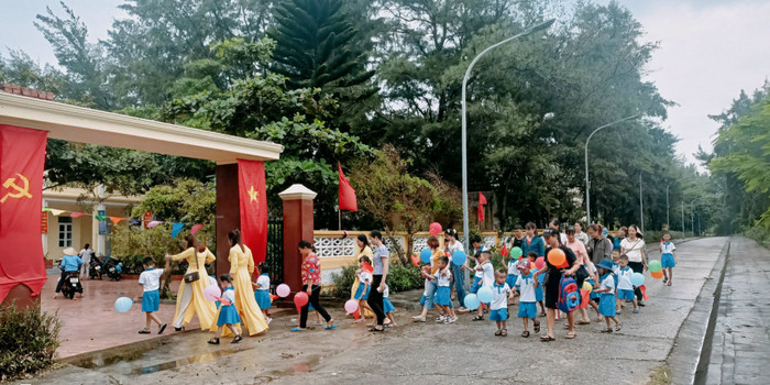 Phụ huynh và học sinh huyện đảo Bạch Long Vĩ tưng bừng đón ngày khai giảng năm học 2023 - 2024. Phụ huynh và học sinh huyện đảo Bạch Long Vĩ tưng bừng đón ngày khai giảng năm học 2023 - 2024.