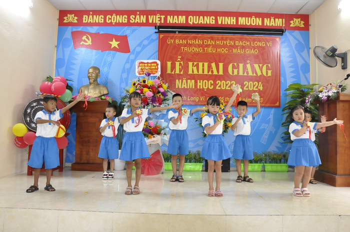 Tiết mục văn nghệ của các em học sinh trên đảo. Tiết mục văn nghệ của các em học sinh trên đảo.