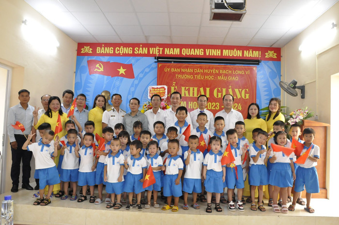 Các em học sinh trường Tiểu học - Mẫu giáo Bạch Long Vĩ. Các em học sinh trường Tiểu học - Mẫu giáo Bạch Long Vĩ.