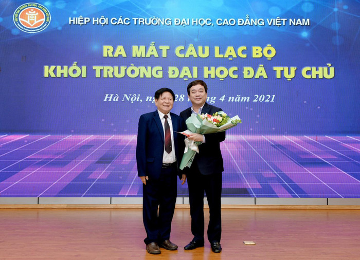 Phó Giáo sư Trần Xuân Nhĩ trao kỷ niệm chương vì sự nghiệp giáo dục Đại học, cao đẳng Việt Nam cho Giáo sư Trần Thọ Đạt. Ảnh: NEU