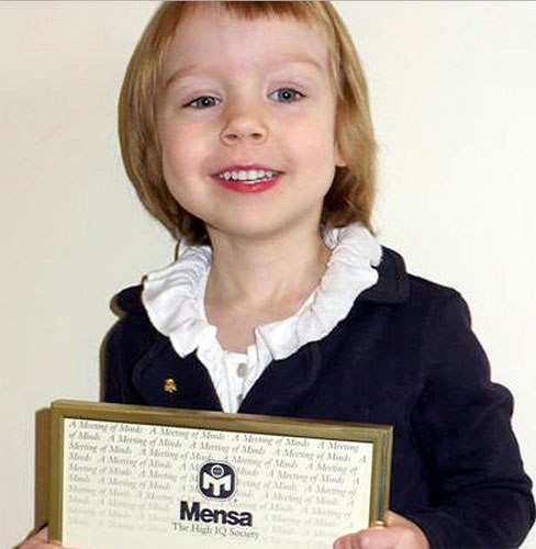 Cô bé Alice đạt chỉ số IQ cao hơn cả thiên tài Einstein. Ảnh: The Sun.&nbsp;