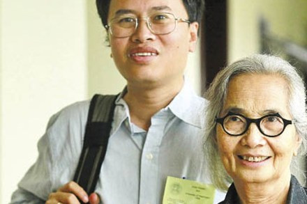 Đàm Thanh Sơn - nhà vật lý chim trời ảnh 1 GS Đàm Thanh Sơn và nữ GS Lê Kim Ngọc (bà Trần Thanh Vân) ở Quy Nhơn, tháng 12/2011. (Ảnh: Phan Cử)