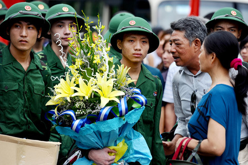 Học sinh đỗ đại học phải tòng quân để đảm bảo công bằng và nâng cao chất lượng bộ đội. Ảnh: Hoàng Hà.