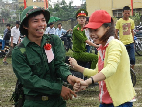 Nam thanh niên vui vẻ chia tay bạn gái chuẩn bị đi nhập ngũ (Ảnh: Nghĩa Bình/VTC News)