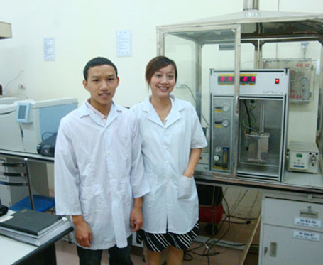 Trò chuyện với nữ phó giáo sư trẻ nhất Việt Nam ảnh 4 PGS Nguyễn Khánh Diệu Hồng cùng sinh viên tại phòng thí nghiệm.