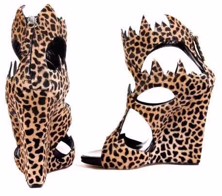 Đôi sandal đế xuồng với họa tiết da báo "siêu xấu" cả kiểu dáng lẫn màu sắc. Xem thêm: Phong cách thời trang Sao Việt / Bộ sưu tập váy xinh chào hè 2012.