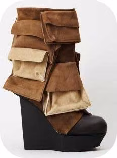 Đôi bốt xếp túi dọc theo thành trông quá rối mắt. Xem thêm: Phong cách thời trang Sao Việt / Bộ sưu tập váy xinh chào hè 2012.