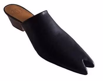 Đôi giày thiết kế kiểu móng ngựa ngang đánh đố người đi! Xem thêm: Phong cách thời trang Sao Việt / Bộ sưu tập váy xinh chào hè 2012.