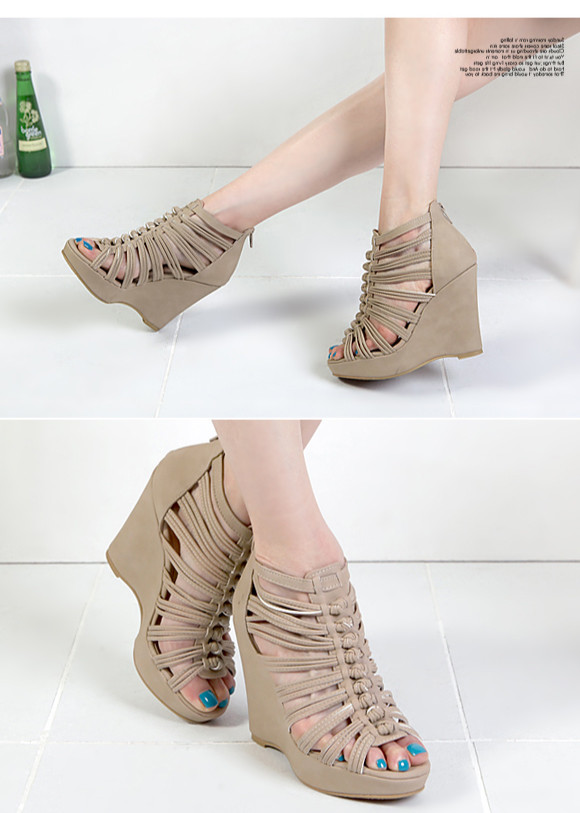 Sandal đế xuồng đan vắt ngang chân khiến bạn có thể thoải mái đi lại mà không lo bị mỏi hay đau chân. Xem thêm: Thời trang Sao Việt / Bật mí cách trang điểm thành mỹ nhân. Sandal đế xuồng đan vắt ngang chân khiến bạn có thể thoải mái đi lại mà không lo bị mỏi hay đau chân. Xem thêm: Thời trang Sao Việt / Bật mí cách trang điểm thành mỹ nhân.