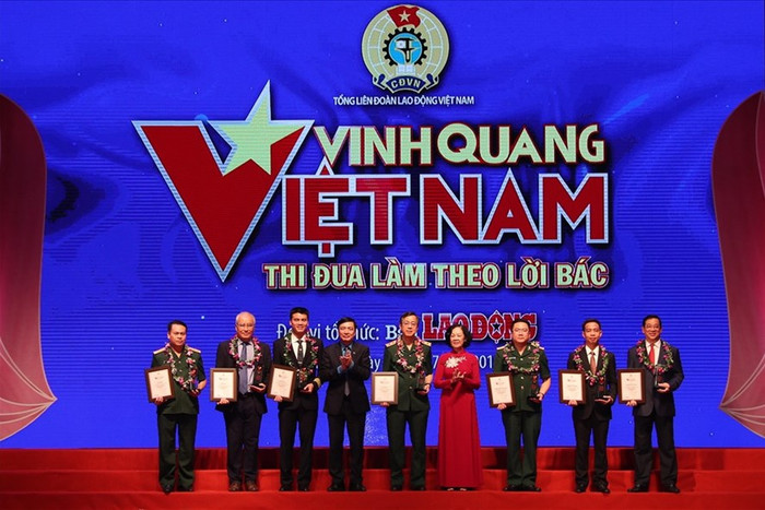 Bà Trương Thị Mai - Ủy viên Bộ Chính trị, Bí thư Trung ương Đảng, Trưởng ban Dân vận Trung ương và ông Bùi Văn Cường - Ủy viên Trung ương Đảng, Chủ tịch Tổng Liên đoàn Lao động Việt Nam tặng hoa, kỷ niệm chương cho các tập thể xuất sắc được vinh danh. Ảnh: Báo Lao Động Bà Trương Thị Mai - Ủy viên Bộ Chính trị, Bí thư Trung ương Đảng, Trưởng ban Dân vận Trung ương và ông Bùi Văn Cường - Ủy viên Trung ương Đảng, Chủ tịch Tổng Liên đoàn Lao động Việt Nam tặng hoa, kỷ niệm chương cho các tập thể xuất sắc được vinh danh. Ảnh: Báo Lao Động