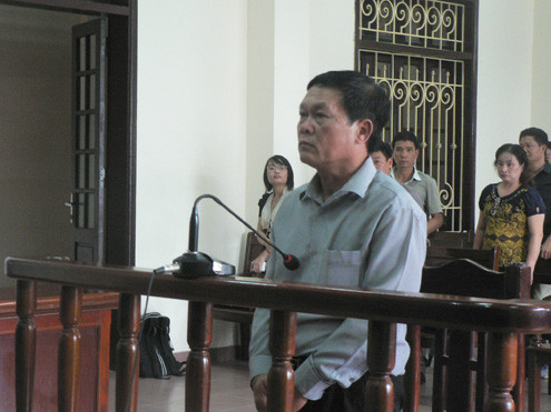 Bà Ngô Xuân Hòa, Phó Phòng thu hồi nợ Maritime Bankcho biết: "Giờ tôi và anh ấy (Nguyễn Văn Quỳnh-PV) gặp nhau ngoài đường thì tay bắt mặt mừng rồi". (Ảnh: Báo Công Lý) Bà Ngô Xuân Hòa, Phó Phòng thu hồi nợ Maritime Bankcho biết: "Giờ tôi và anh ấy (Nguyễn Văn Quỳnh-PV) gặp nhau ngoài đường thì tay bắt mặt mừng rồi". (Ảnh: Báo Công Lý)