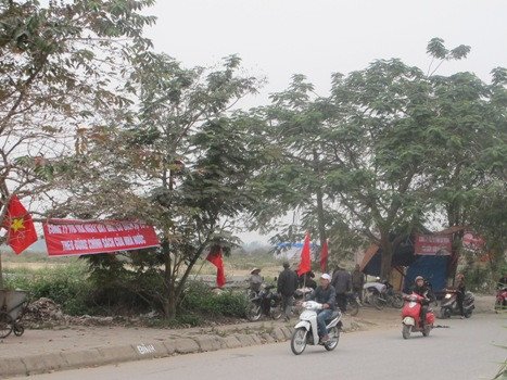 Do doanh nghiệp không thực hiện đúng cam kết nên nhiều người dân đã tìm về đồng ruộng của họ cắm lại đất. (Ảnh: Hải Ninh) Do doanh nghiệp không thực hiện đúng cam kết nên nhiều người dân đã tìm về đồng ruộng của họ cắm lại đất. (Ảnh: Hải Ninh)