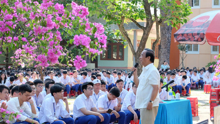 Ngành giáo dục và Đào tạo Quảng Trị khởi sắc từ đống tro tàn sau chiến tranh. Ảnh buổi hoạt động ngoại khóa Khởi nghiệp trong thời đại công nghiệp 4.0 của trường Trung học phổ thông Đông Hà. LC Ngành giáo dục và Đào tạo Quảng Trị khởi sắc từ đống tro tàn sau chiến tranh. Ảnh buổi hoạt động ngoại khóa Khởi nghiệp trong thời đại công nghiệp 4.0 của trường Trung học phổ thông Đông Hà. LC