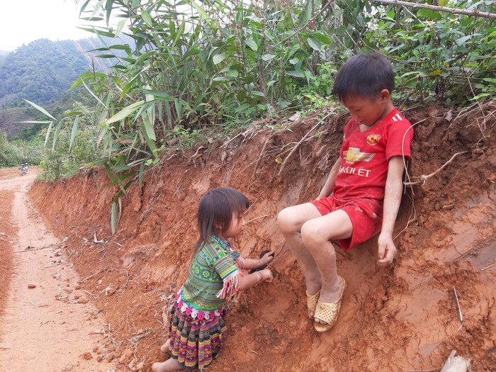 Những đứa trẻ thay vì đến lớp chơi những đồ chơi con trẻ, chúng chơi với đất, đá ven đường. Ảnh: Thái Hồng