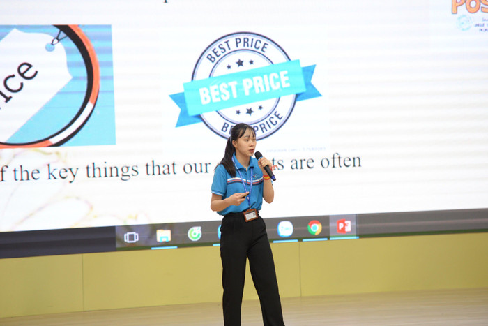 Các thí sinh tham dự tự tin thể hiện ý tưởng bằng tiếng Anh. Ảnh: TH