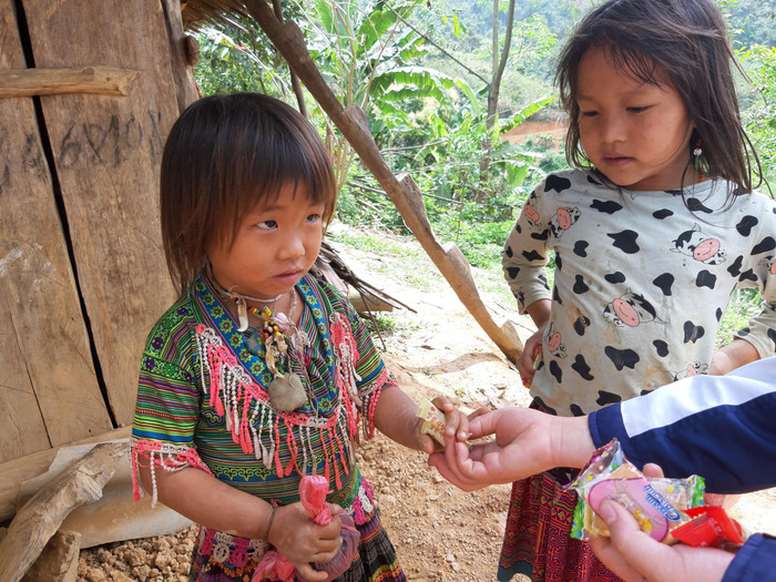 Trẻ em ở khu vực suối Rằm không được đi học, không biết mình bao nhiêu tuổi và cũng không nói được tiếng phổ thông. Ảnh: TH