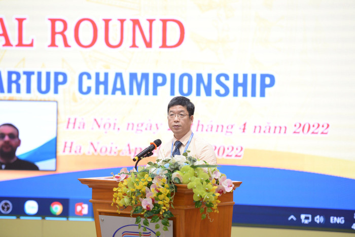 Thầy Hoàng Xuân Hiệp - Hiệu trưởng trường Đại học Công nghiệp Dệt may Hà Nội phát biểu khai mạc cuộc thi. Ảnh: TH