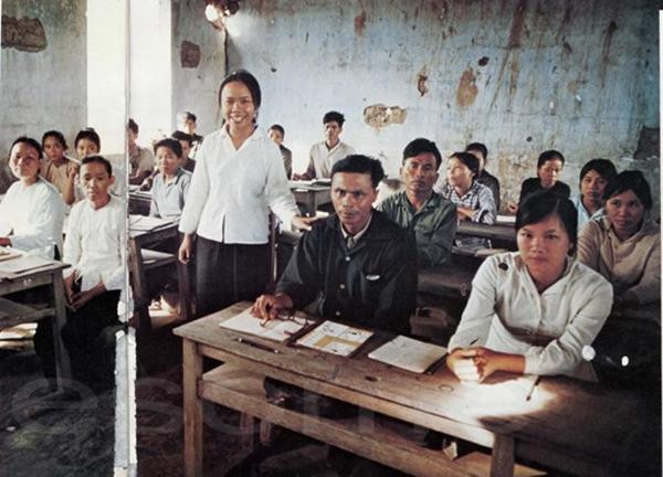 Các chiến sĩ du kích trong lớp học ở vùng giải phóng, Quảng Trị năm 1973. Ảnh: Ishikawa Bunyo (đăng lại từ báo Công an nhân dân) Các chiến sĩ du kích trong lớp học ở vùng giải phóng, Quảng Trị năm 1973. Ảnh: Ishikawa Bunyo (đăng lại từ báo Công an nhân dân)