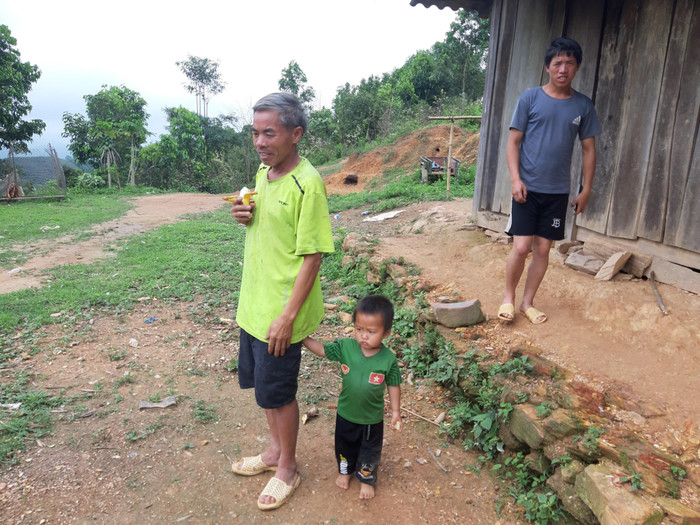 Dân cũng muốn cho con đến trường nhưng cái quan trọng là có gì mà ăn hay không mới quan trọng.