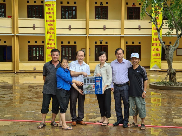 Tương trợ nhau đi qua thiên tai bão lũ. Ảnh: Sở Giáo dục và Đào tạo Quảng Trị Tương trợ nhau đi qua thiên tai bão lũ. Ảnh: Sở Giáo dục và Đào tạo Quảng Trị