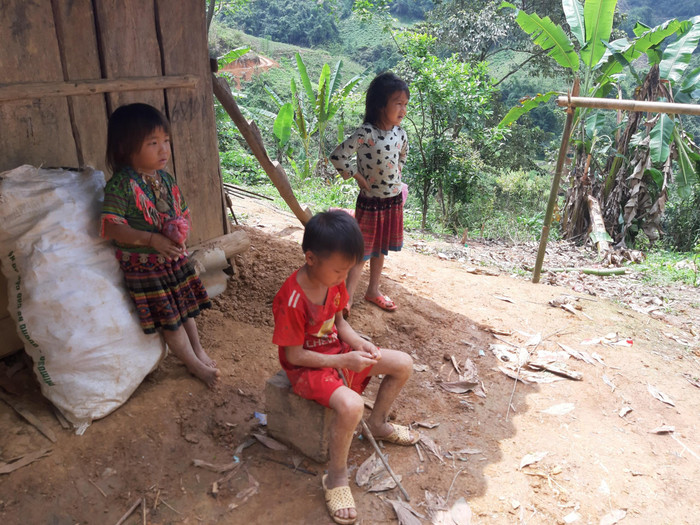 Thay vì đến trường, các em nghịch với đất.