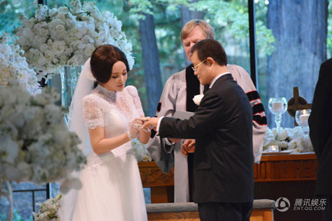 Lưu Hiểu Khánh trao nhẫn cưới cho chồng. Ông Vương đã theo đuổi Lưu Hiểu Khánh từ nhiều năm nay, cho đến khi có được cái gật đầu đồng ý của diễn viên nổi tiếng này. Trong lễ cưới, ông xúc động chia sẻ: "Em thân yêu, sau nhiều năm yêu mến, ngưỡng mộ, giờ tôi có thể nắm tay em bước vào thánh đường, trong ơn lành của chúa Kito. Từ giờ phút này, tôi hứa sẽ yêu thương và trân trọng em mãi mãi... ". Lưu Hiểu Khánh trao nhẫn cưới cho chồng. Ông Vương đã theo đuổi Lưu Hiểu Khánh từ nhiều năm nay, cho đến khi có được cái gật đầu đồng ý của diễn viên nổi tiếng này. Trong lễ cưới, ông xúc động chia sẻ: "Em thân yêu, sau nhiều năm yêu mến, ngưỡng mộ, giờ tôi có thể nắm tay em bước vào thánh đường, trong ơn lành của chúa Kito. Từ giờ phút này, tôi hứa sẽ yêu thương và trân trọng em mãi mãi... ".