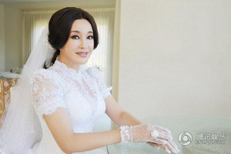 Ở tuổi 63, Lưu Hiểu Khánh vẫn đẹp rạng ngời khi khoác áo cô dâu. Ở tuổi 63, Lưu Hiểu Khánh vẫn đẹp rạng ngời khi khoác áo cô dâu.