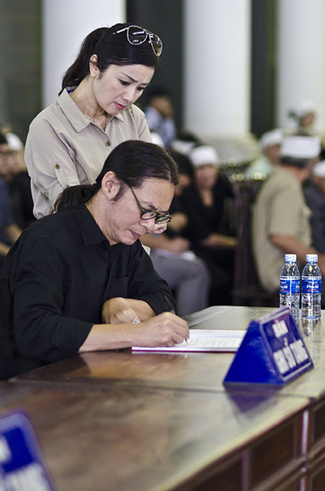 Đạo diễn Trần Lực và nghệ sĩ Thu Hà viết những lời thân thương nhất trong cuốn sổ tang để bày tỏ sự kính trọng đối với nữ đạo diễn nổi tiếng.